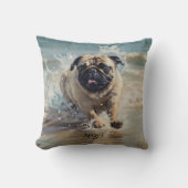 カスタマイズ可能なビーチでHappy Pug クッション (正面)