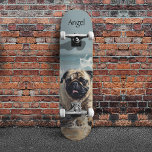 カスタマイズ可能なビーチでHappy Pug スケートボード<br><div class="desc">海波を駆け抜け鮮やかる楽しいパグを披露するこのスケートボードとスタイルでクルーズ！目を引くビーチデザインはあらゆる乗り物にエネルギーとおもしろいをもたらす一方、カスタマイズ可能な文字は、名前、メッセージ、またはフレーズを使ってボードをパーソナライズでクールきる。あなたは通りをスケートで滑るするか、壁アートとして表示するかにかかわらず、このボードはすべての詳細で個性、遊び心、ユニークさを組み合わせている。</div>