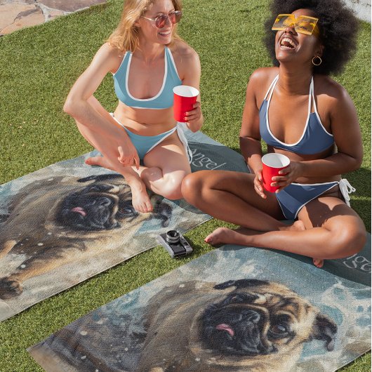 カスタマイズ可能なビーチでHappy Pug ビーチタオル