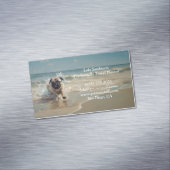 カスタマイズ可能なビーチでHappy Pug マグネット名刺 (インサイチュ)