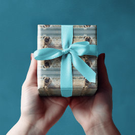 カスタマイズ可能なビーチでHappy Pug ラッピングペーパー