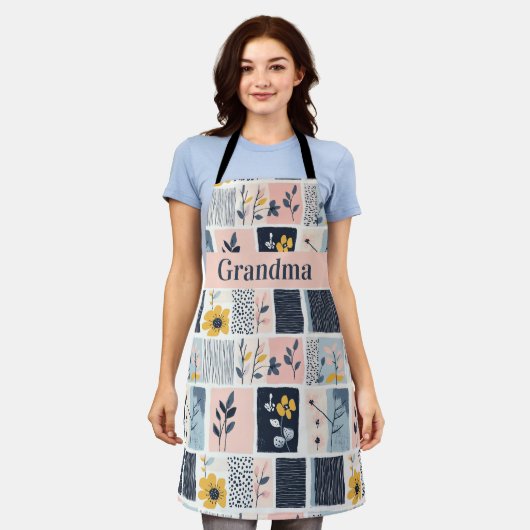 カスタマイズ可能なピンクとネイビーのフローラパッチワークキルト エプロン (着用した状態)