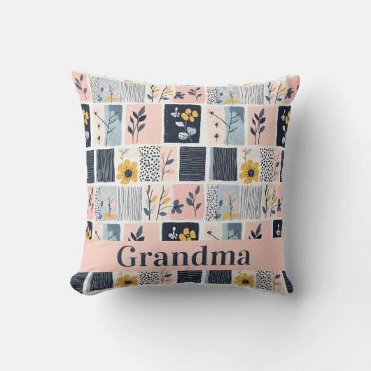 カスタマイズ可能なピンクとネイビーのフローラパッチワークキルト クッション (正面)