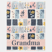 カスタマイズ可能なピンクとネイビーのフローラパッチワークキルト フリースブランケット (正面)