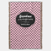 カスタマイズ可能なピンクとブラックの水玉模様 スローブランケット (正面縦)