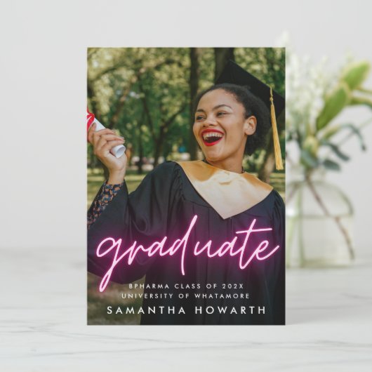 カスタマイズ可能なピンクのネオン卒業写真 案内状 (スタンド正面)