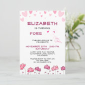 カスタマイズ可能なピンクのハートと花誕生日 招待状 (スタンド正面)