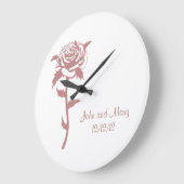 カスタマイズ可能なピンクのバラの記念日または結婚式の日付 ラージ壁時計 (傾斜)