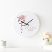 カスタマイズ可能なピンクのバラの記念日または結婚式の日付 ラージ壁時計 (ホーム)