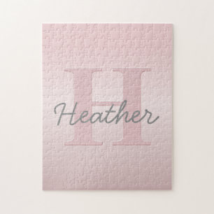 カスタマイズ可能なピンクのモノグラムと名前のスクリプト ジグソーパズル