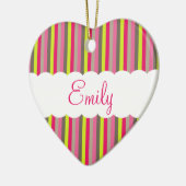 カスタマイズ可能なピンクの白い緑のストライプパターン セラミックオーナメント (左)