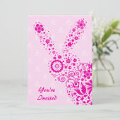 カスタマイズ可能なピンクの花のうさぎパーティー 招待状 (スタンド正面)