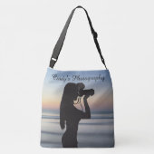 カスタマイズ可能なフォトグラファー クロスボディバッグ (裏面)