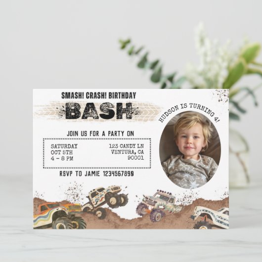 カスタマイズ可能なフォトモンスタートラックボーイズ誕生日 招待状 (スタンド正面)