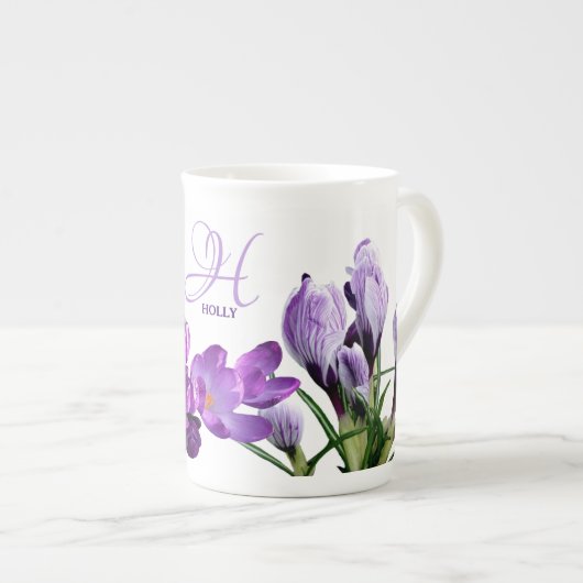 カスタマイズ可能なホリー名パープルフラワーズボホトレンディー ボーンチャイナマグカップ (正面右)