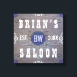 カスタマイズ可能なホームバービールサルーン キャンバスプリント<br><div class="desc">この簡単、diyテンプレートを使用して、独自の国西部スタイル（素朴なアメリカの野生の西）ホームバーの壁のキャンバスを作成する。白、灰色、青の色合いでヴィンテージの花盛り古い木のように見えるように作らのまわりにれ、このストレッチされたラップのキャンバス印刷は自分の名前でパーソナライズされたも、イニシャル/モノグラムと醸造所、バーや男の洞窟が確立された年。単に自分で行うテンプレートを記入するクリックか"カスタマイズIt"あなたのテキストを長くもし、サイズ変更または再調整する必要がある。注意：一部の文字は、サンプル文字のように、文字の間にS P A C E Sを配置すると良く見える場合がある。酒場やバー、パブ、ブルーパブなど、好きな物に「サロン」を変えることもできる。私たちの店で一致するアイテムを参照！</div>