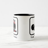 カスタマイズ可能なボーリングロゴ ツートーンマグカップ (中央)