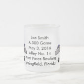 カスタマイズ可能なボーリング300のゲームのお祝い フロストグラスマグカップ (中央)