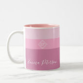 カスタマイズ可能なミニマリストモノグラム ツートーンマグカップ (左)