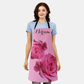 カスタマイズ可能なミリアム名かわいらしピンクローズフローラ エプロン (着用した状態)