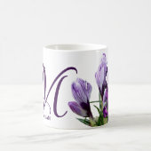 カスタマイズ可能なミリアム名パープルフラワーモノグラム コーヒーマグカップ (中央)