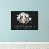 カスタマイズ可能なメモリアルアールヌーボーデイジーリース キャンバスプリント (インサイチュ (ウッドフロア))