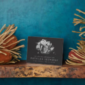 カスタマイズ可能なメモリアルアールヌーボーデイジーリース フォトプラーク (側面)