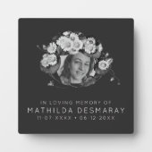 カスタマイズ可能なメモリアルアールヌーボーデイジーリース フォトプラーク (正面)