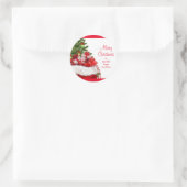 カスタマイズ可能なメリークリスマスのテキストのツリーとギフト ラウンドシール (バッグ)