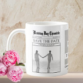 カスタマイズ可能なモダンな新聞風Save the Date コーヒーマグカップ