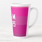 カスタマイズ可能なモノグラムと年 カフェラテマグ (右)