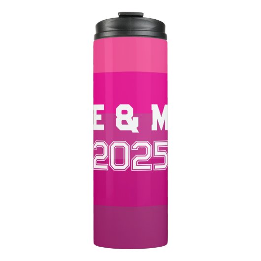 カスタマイズ可能なモノグラムと年 タンブラー (正面)