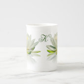 カスタマイズ可能なモノグラムを持つスイレン ボーンチャイナマグカップ (正面)
