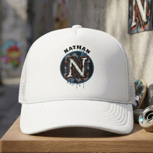 カスタマイズ可能なモノグラム「N」のアーバングラフィティグラフィック キャップ