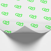 カスタマイズ可能なライムグリーン結婚のリングや輪オン白 ラッピングペーパー (角)