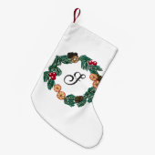 カスタマイズ可能なリースを備えたクリスマスイニシャル スモールクリスマスストッキング (正面 (吊り時))