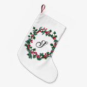 カスタマイズ可能なリースを備えたクリスマスイニシャル スモールクリスマスストッキング (正面 (吊り時))