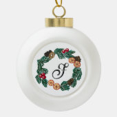 カスタマイズ可能なリースを備えたクリスマスイニシャル セラミックボールオーナメント (正面)