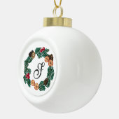 カスタマイズ可能なリースを備えたクリスマスイニシャル セラミックボールオーナメント (右)
