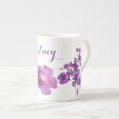 カスタマイズ可能なルーシー名ピンクローズパープルフローラおもしろい ボーンチャイナマグカップ (正面右)