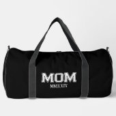 カスタマイズ可能なローマ数字の'Mom'ギフト ダッフルバッグ (正面)