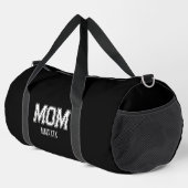 カスタマイズ可能なローマ数字の'Mom'ギフト ダッフルバッグ (右コーナー)