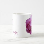 カスタマイズ可能なローラ名かわいらしピンクローズフローラ コーヒーマグカップ (中央)