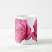 カスタマイズ可能なローラ名かわいらしピンクローズフローラ コーヒーマグカップ (中央)