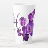 カスタマイズ可能な丘陵名パープルフローラトレンディーおもしろい カフェラテマグ (正面)