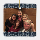 カスタマイズ可能な両面ネイビーブルーエレガントスクロール セラミックオーナメント (裏面)