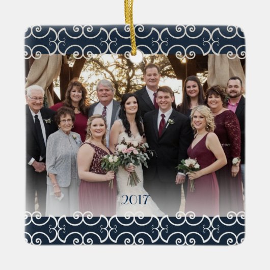 カスタマイズ可能な両面ネイビーブルーエレガントスクロール セラミックオーナメント (正面)