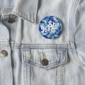 カスタマイズ可能な代名詞ボタン She/Her 缶バッジ (インサイチュ)