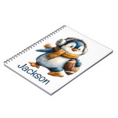 カスタマイズ可能な冬のペンギンフットボールキッズ ノートブック (左側)