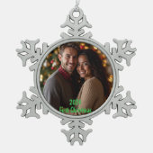 カスタマイズ可能な初めてのクリスマス2024 スノーフレークピューターオーナメント (正面)